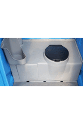 Interior de sanitario portátil básico con asiento y espacio funcional para uso individual.