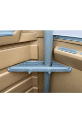 Detalle interior de sanitario portátil flush con estructura resistente y repisa funcional.