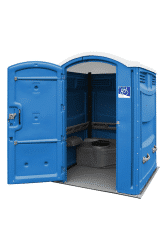 Interior de sanitario especial accesible con espacio amplio para mayor comodidad.