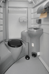 Interior de sanitario portátil flush con lavamanos, asiento y accesorios de higiene.