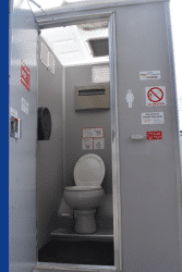 Acceso a sanitario VIP en renta con interior amplio y acabado profesional.