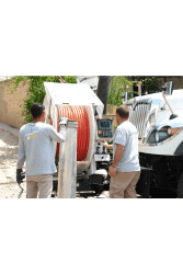 Servicio de desazolve para baños portátiles con personal capacitado y equipo especializado.