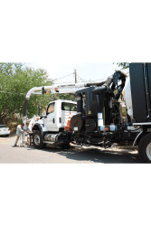 Unidad de desazolve operando en servicio sanitario para limpieza y mantenimiento.