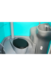 Vista interior de baño portátil flush con asiento y lavamanos integrados.